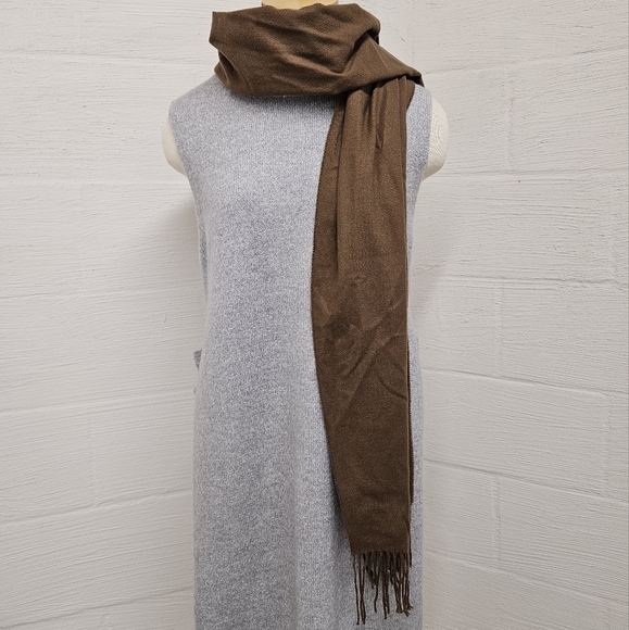 Made in Scotland Cashmere Fringe Scarf in Brown - Picture 6 of 10